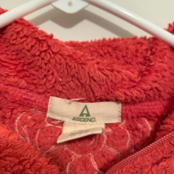 Gorgeous and different fleece pullover - Picture 3 of 5